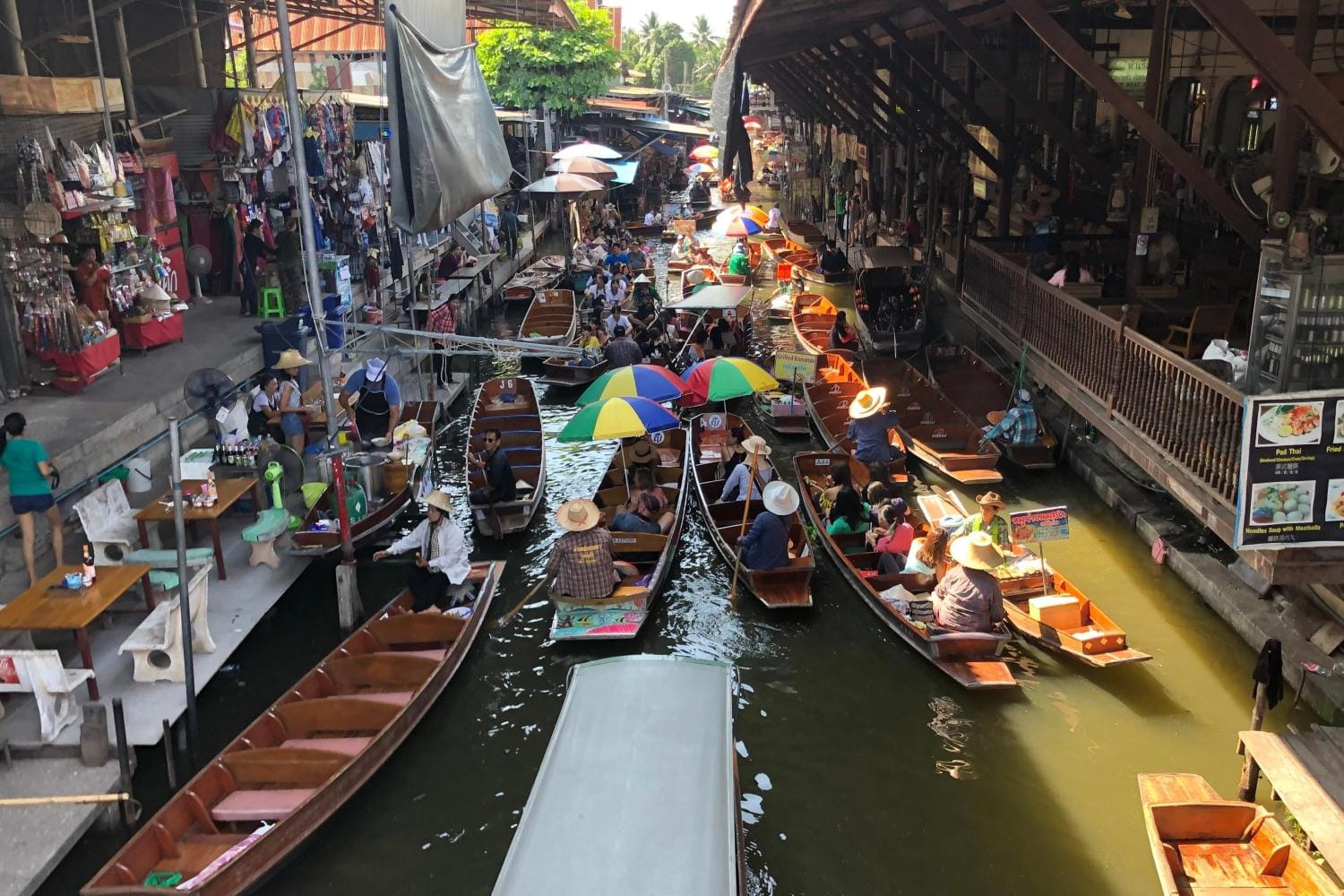 Medio día por la mañana Mercado de trenes Damnoen Saduak y Maeklong