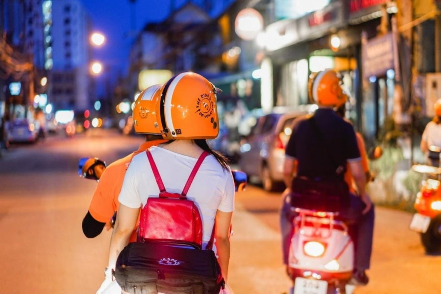 Paseo de noche local de Chiang Mai en Vespa