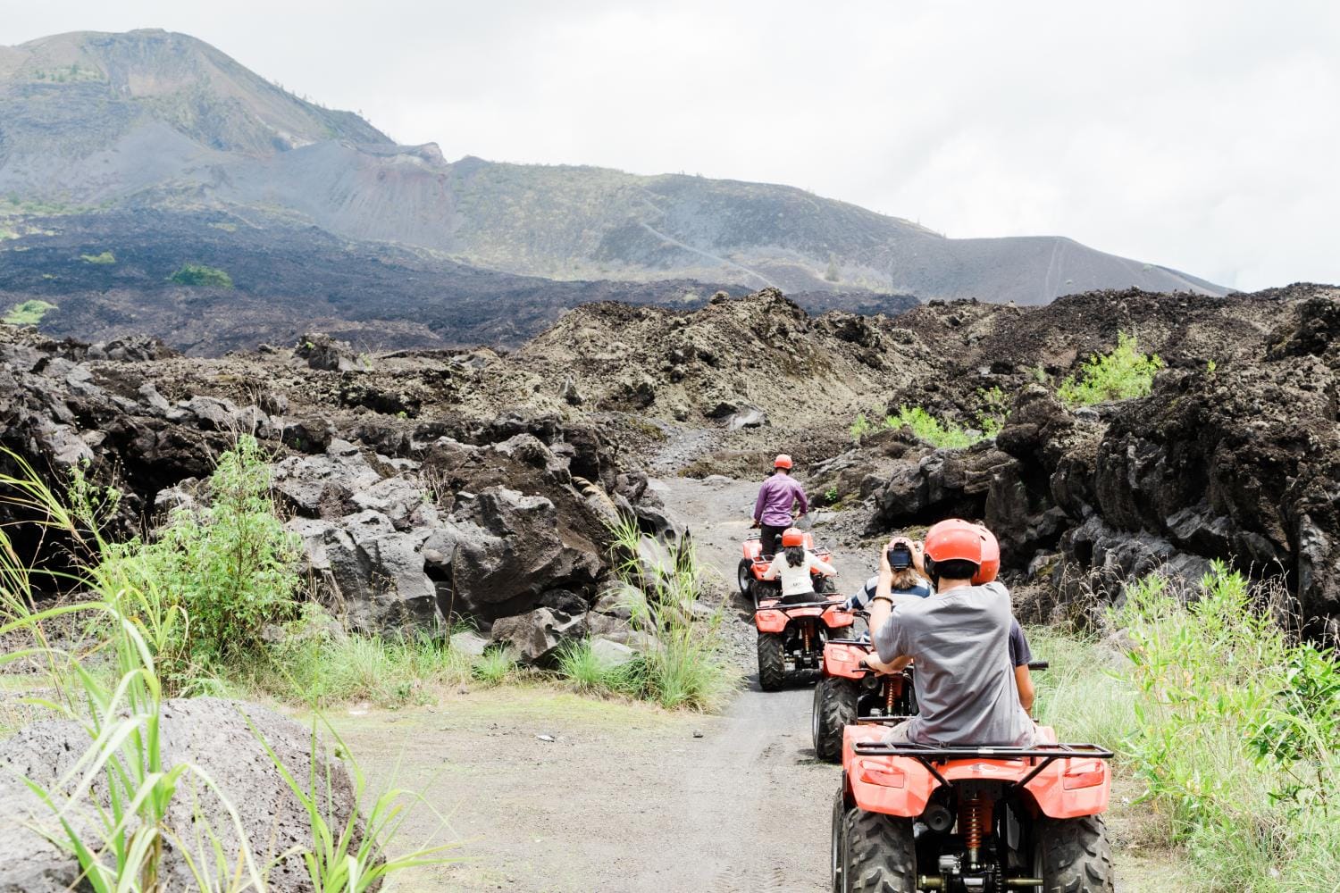 Quad en arena de lava negra y aguas termales naturales