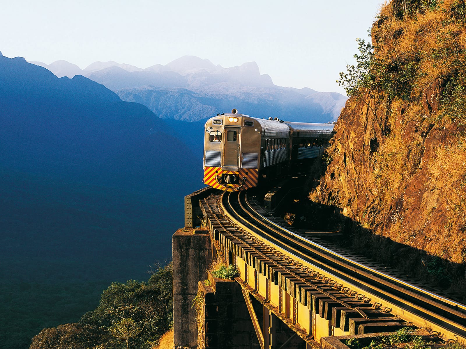 Passeio de Trem Turístico para a histórica cidade de Morretes com almoço