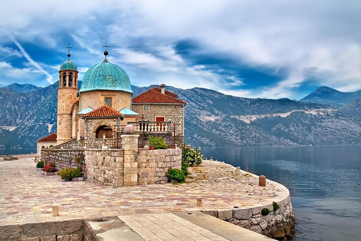Crucero por la bahía de Kotor con el barco Nuestra Señora de las Rocas desde Dubrovnik.