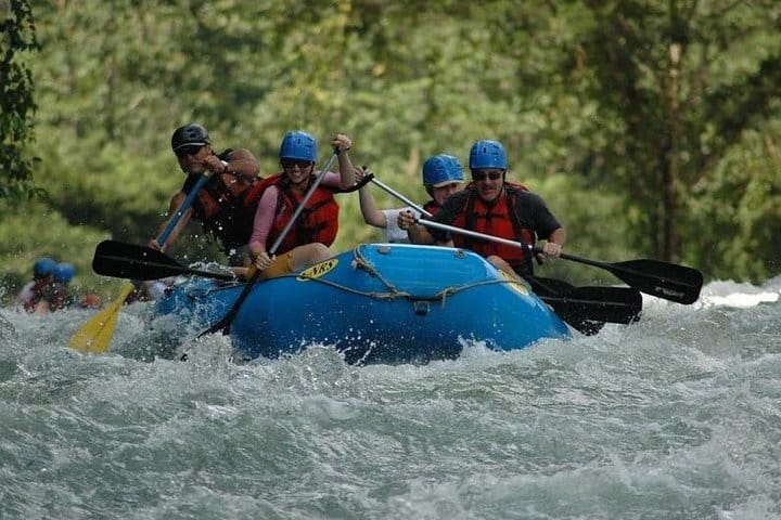 Rafting en aguas bravas en el río Savegre | Clase III desde Manuel Antonio