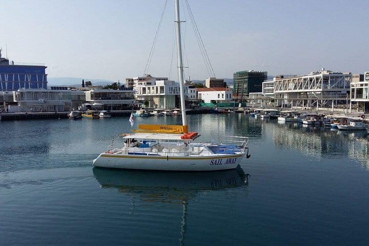 Crucero familiar de día completo en catamarán desde Limassol con almuerzo incluido.