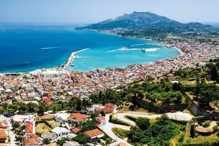 Tour secreto por Zante con visita al monasterio, las cuevas azules y degustación de especialidades locales.
