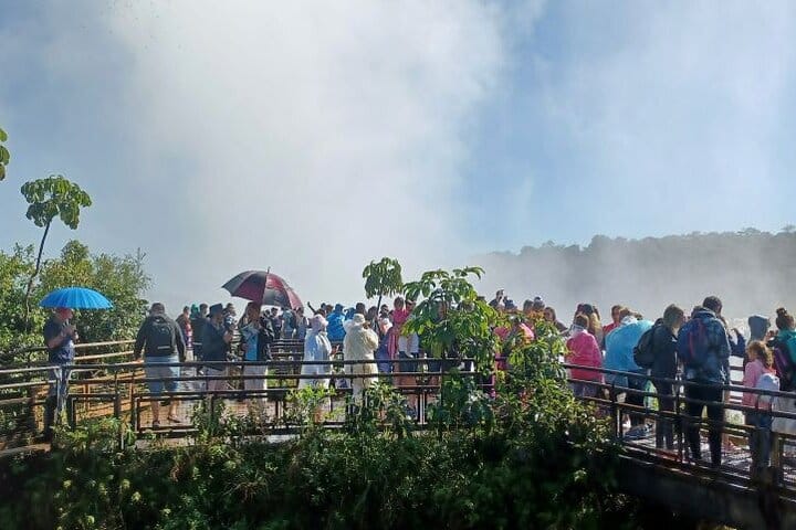 Iguaçu: Cataratas Laterais Brasileiras, Passeio de Barco, Parque das Aves - Ingressos e Almoço Incluídos