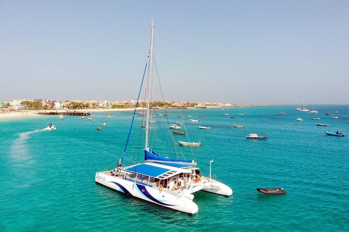 Excursión de medio día en catamarán a la isla de Sal