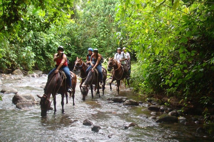 Excursión a caballo a la cascada de La Fortuna desde Arenal