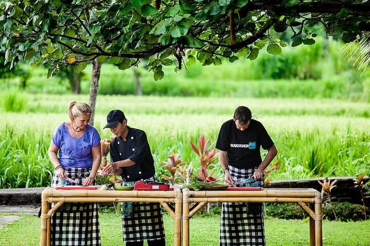 Tour de cocina balinesa y clase de cocina con almuerzo incluido.