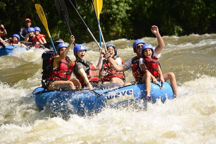 Rafting en aguas bravas en el río Balsa | Clase II y III desde Arenal