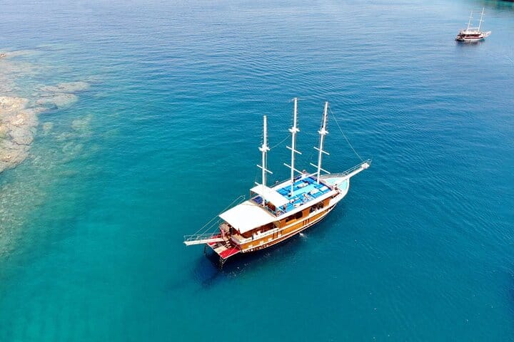 Crucero azul por la bahía de Kemer desde Antalya y Belek