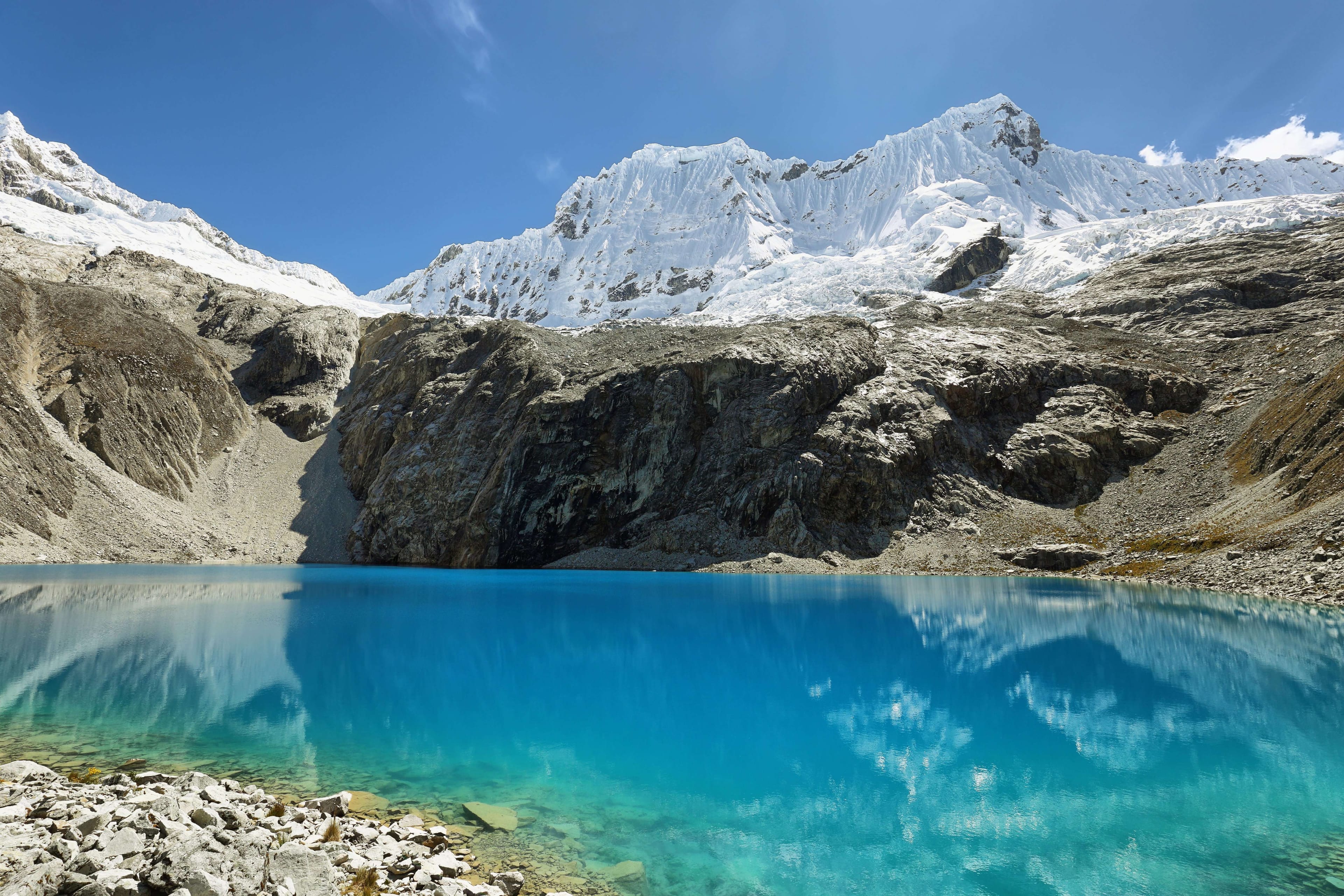 Hua-05: Laguna 69 - Jewel of the Cordillera Blanca