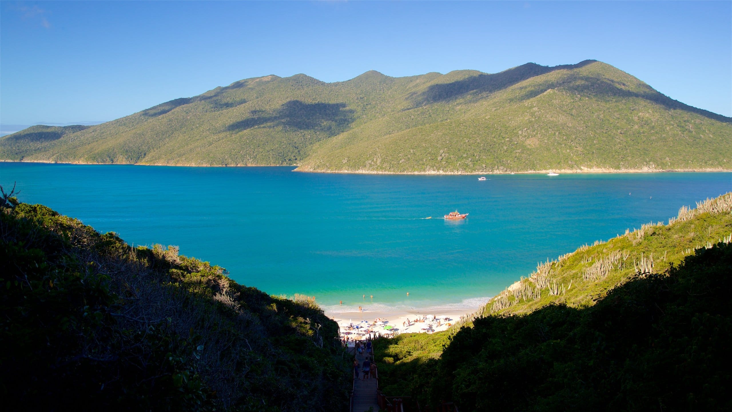 Tour em Arraial do Cabo saindo de Rio com passeio de barco e almoço