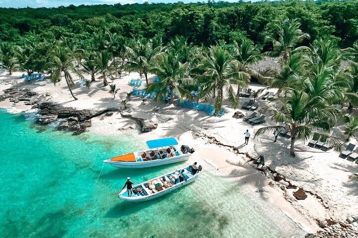 Recorrido en lancha rápida por la Isla Saona con almuerzo y baño en piscina natural