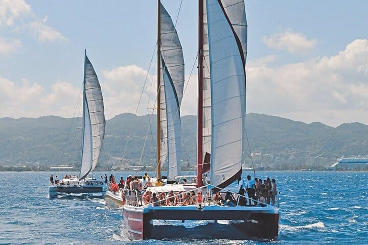 Catamarán en Montego Bay: tour de snorkel con barra libre y DJ de reggae