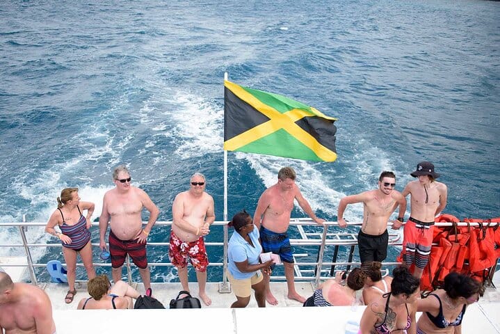 Catamarán Ocho Ríos: Cena al atardecer, DJ y crucero de fiesta con barra libre