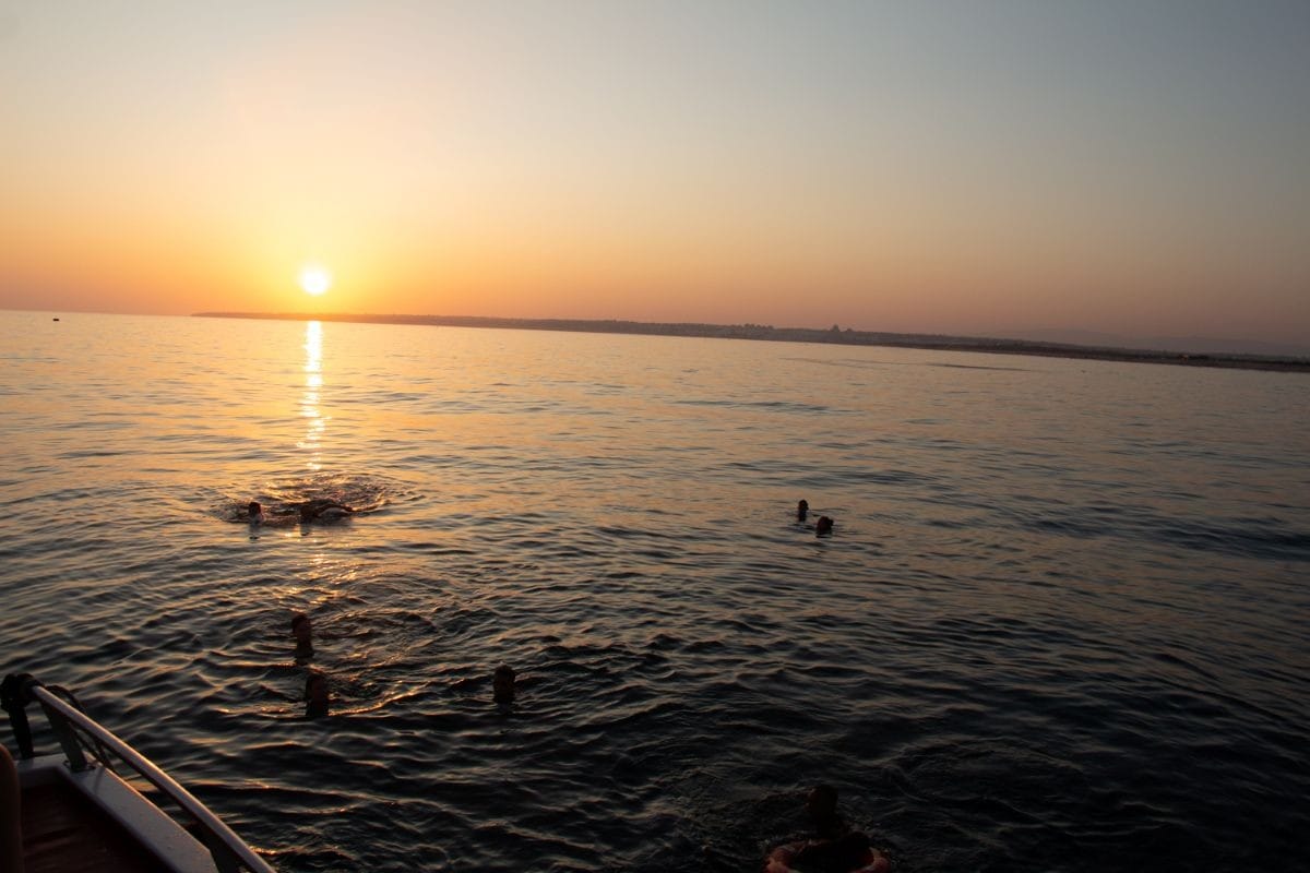 Experiencia de navegación al atardecer desde Vilamoura