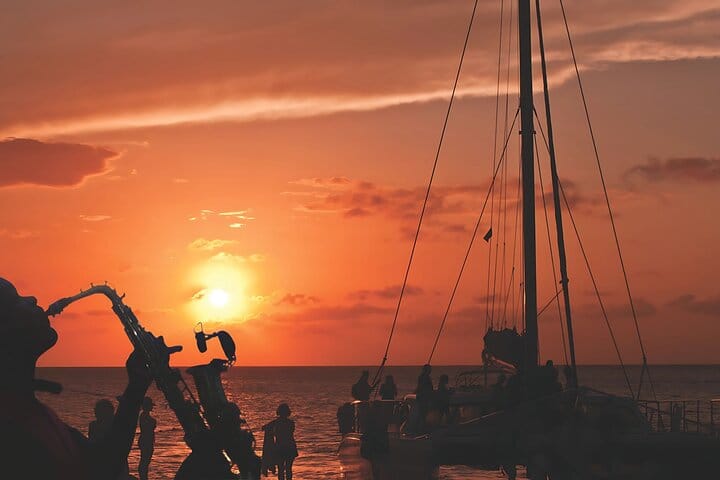 Catamarán al atardecer por Montego Bay con barra libre y música