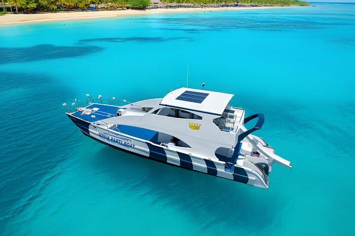 Catamarán de fiesta por Puerto Plata con snorkel y barra libre
