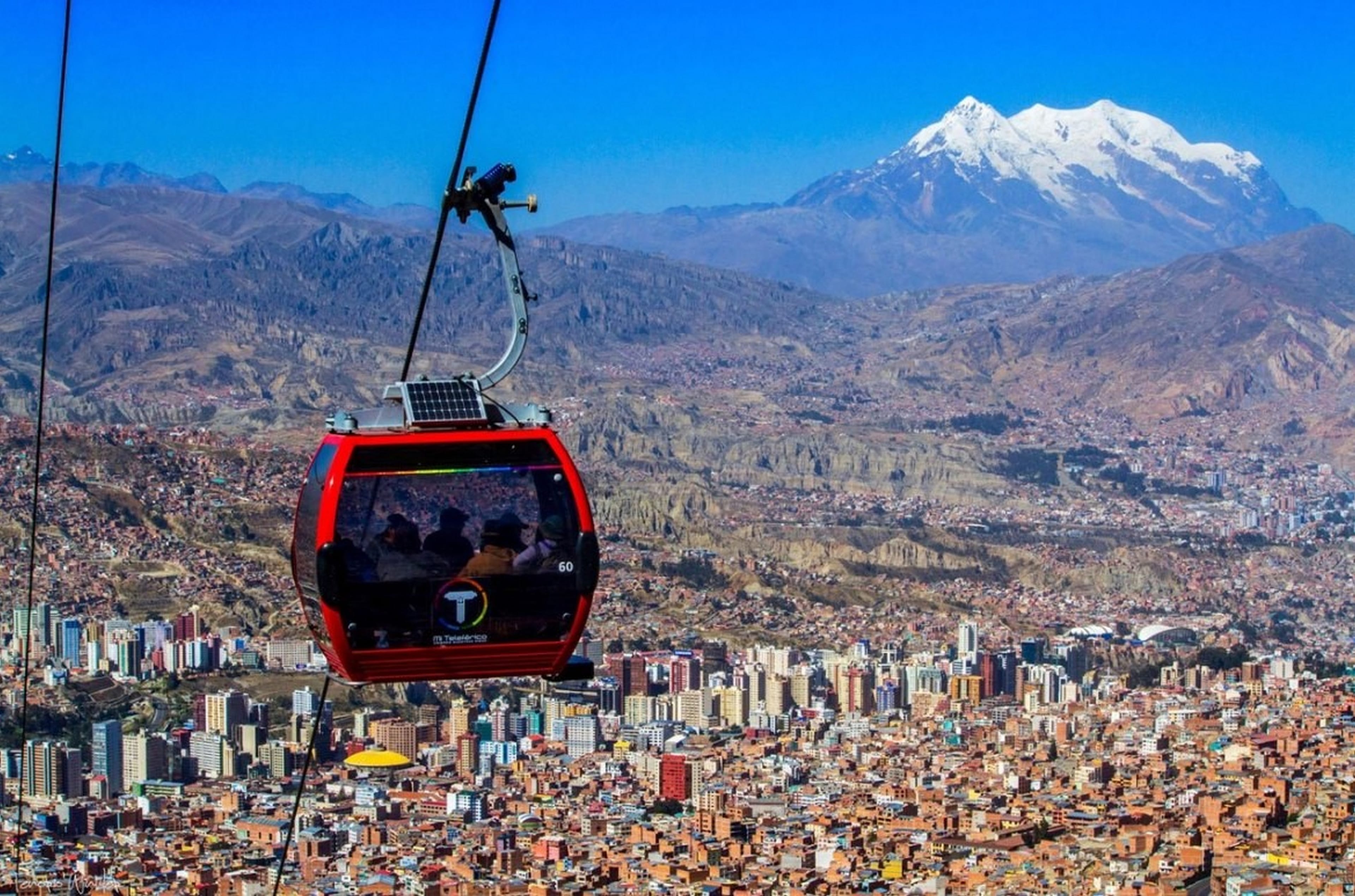 Recorrido a pie: Centro histórico y recorrido en teleférico