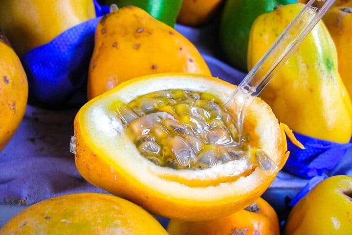 Experimente as frutas tropicais do Brasil no mercado de Salvador