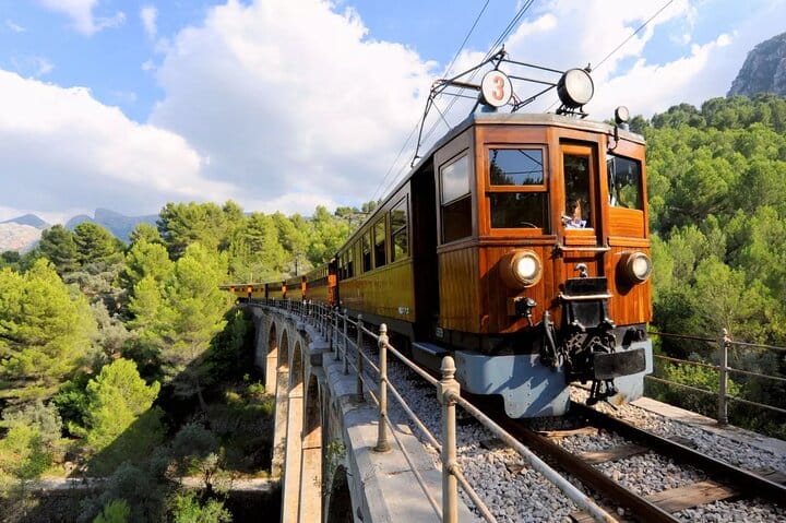 Passeio panorâmico de trem, bonde e barco pelos lagos