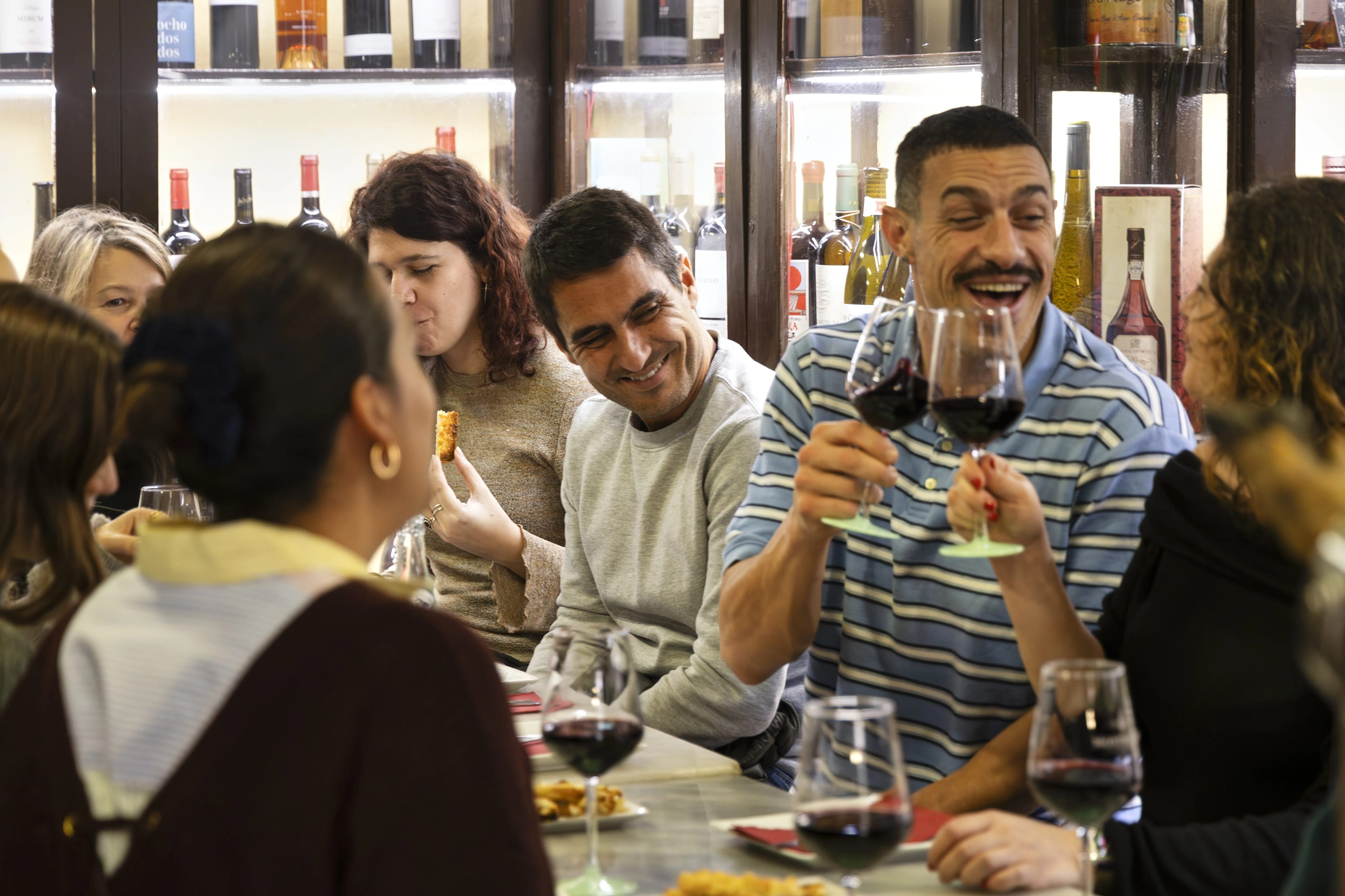 Tour de tapas e vinhos no centro histórico de Barcelona (grupo pequeno)