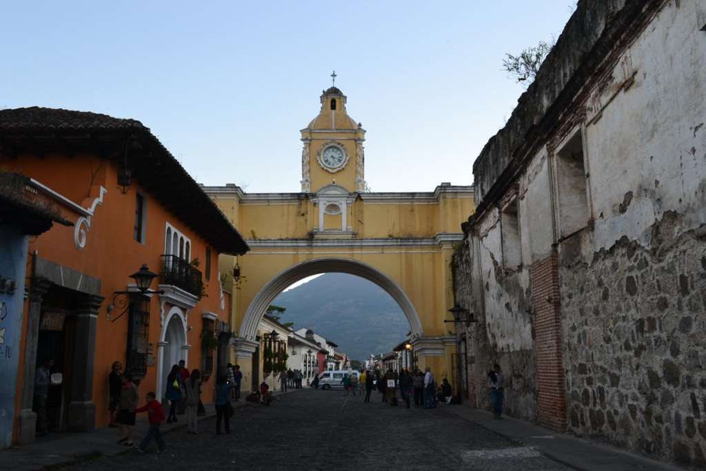 2 en 1 - Antigua Colonial y Guatemala Moderna
