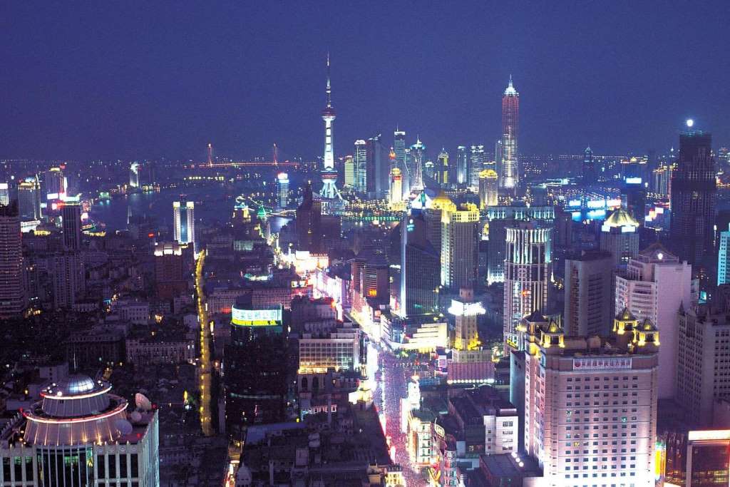 Luces nocturnas de la ciudad y crucero por el río Huangpu