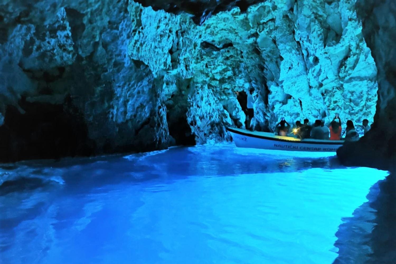 Excursión en grupo pequeño a la Cueva Azul, Vis y Hvar de isla en isla